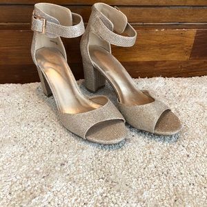 Size 6.5 Dream Pairs heels